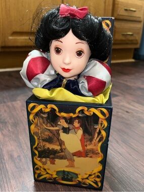 Enesco Disney Snow White & The Seven Dwarves Mini Musical Jack In The Box